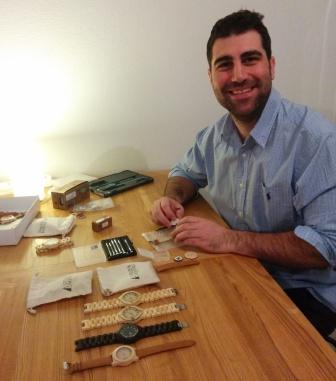 Il fabrique des montres en bois.