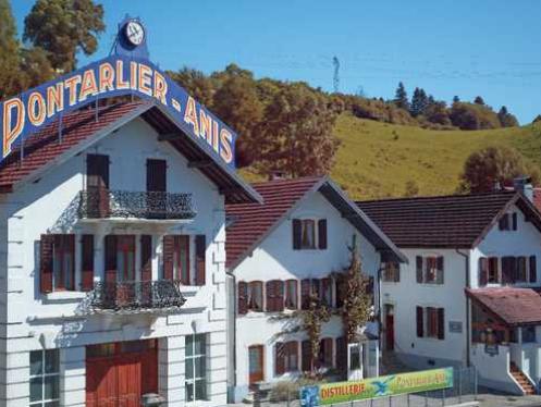 La dernière distillerie de Pontarlier remet l’absinthe au goût du jour.