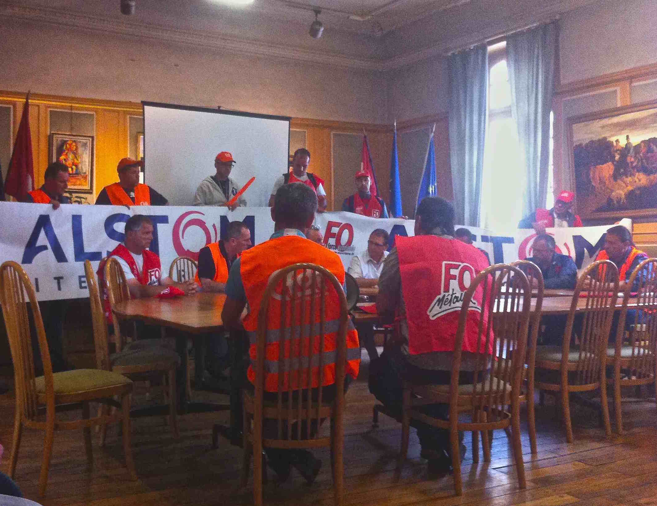 Réaction concernant la suppression par Général Electric de 765 postes en France.