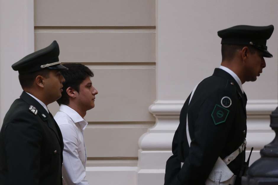 Nicolas Zepeda escorté à son arrivé à la Cour suprême de Santiago. Source : Agence One