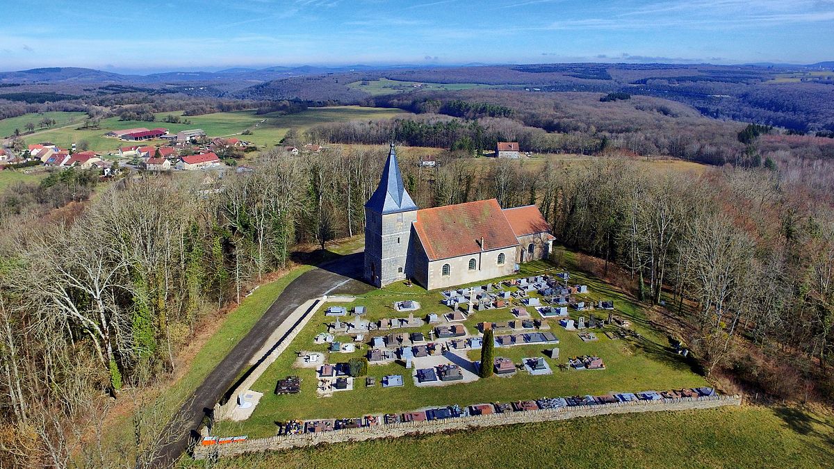 Une église perchée sur une colline.