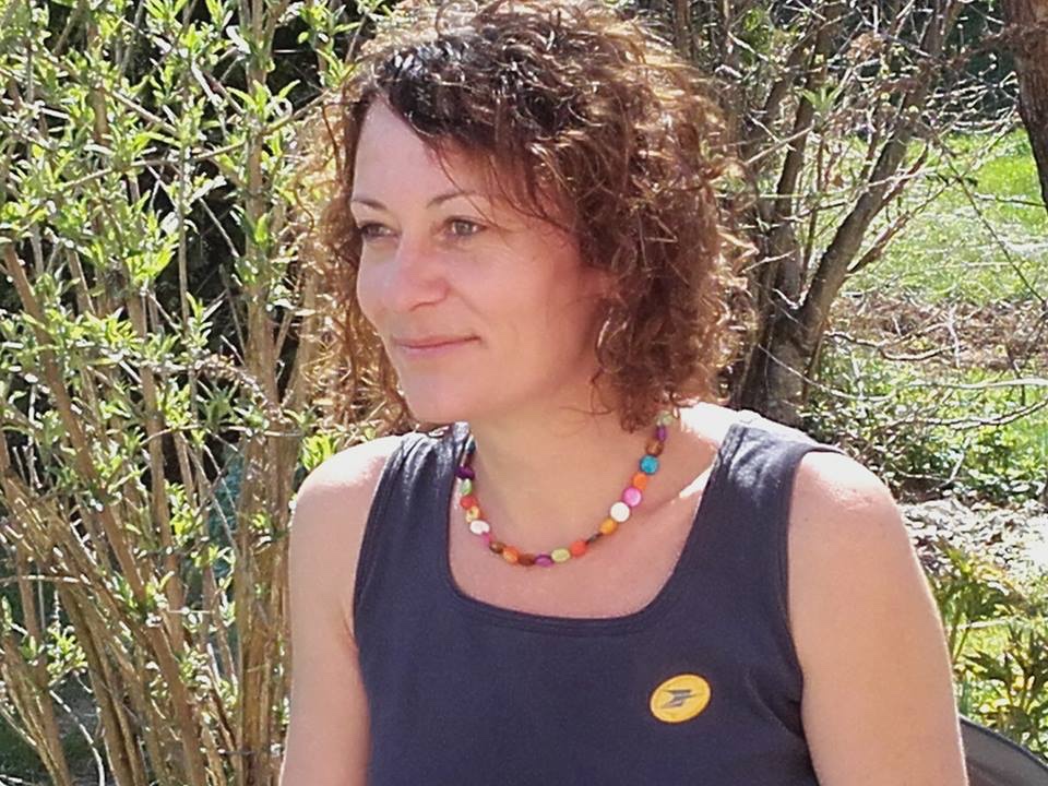 Une factrice du Doubs va parcourir 525 km en vélo électrique de Paris à Bonn (Allemagne) pour déposer un dossier de candidature.