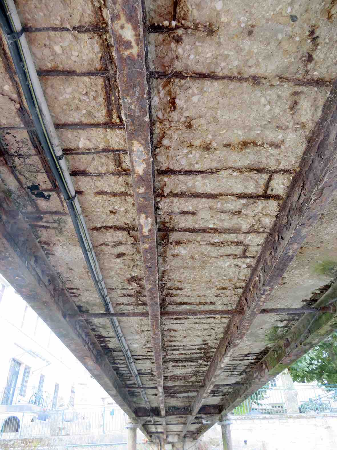 La Ville d’Ornans interdit l’accès à la Passerelle sur la Loue jusqu’à nouvel ordre suite à une inspection qui a révélé une importante dégradation de l’état de l’édifice