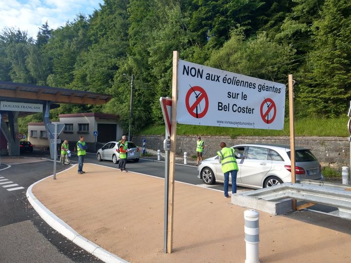 action à la frontière franco-suisse contre le projet de 9 éoliennes de 210 mètres.