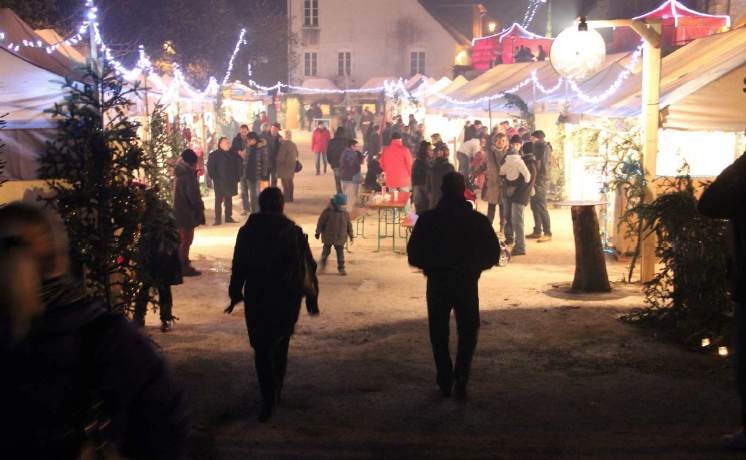 Ornans, Marché de noël de tradition, entre église et rivière les 28, 29 et 30 novembre 2014.